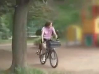 Japānieši meitene masturbated kamēr jāšana a specially modified sekss bike!