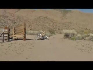 Leder biker transen im nevada wüste mit analstöpsel