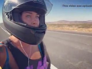 Felicity feline motorcycle enchantress a montar aprilia em sutiã